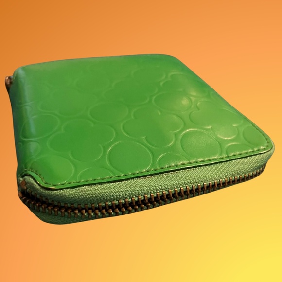 COMME des GARÇONS — Clover-Embossed Zip-Around Wallet | Green Leather - Picture 4 of 8